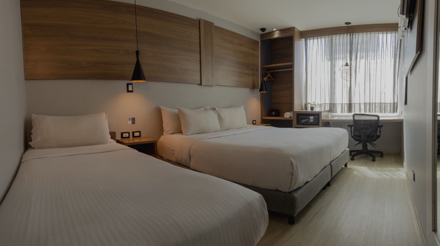 Double room with two beds, a desk and a window