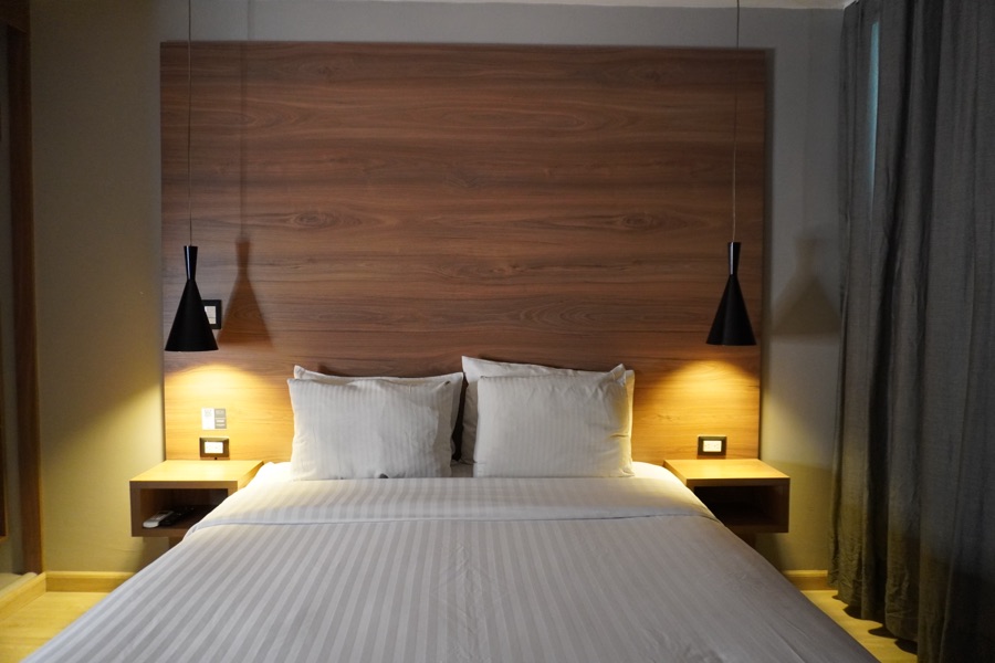 Double room at The Blu Hotel: wooden headboard, black pendant lamps and warm light